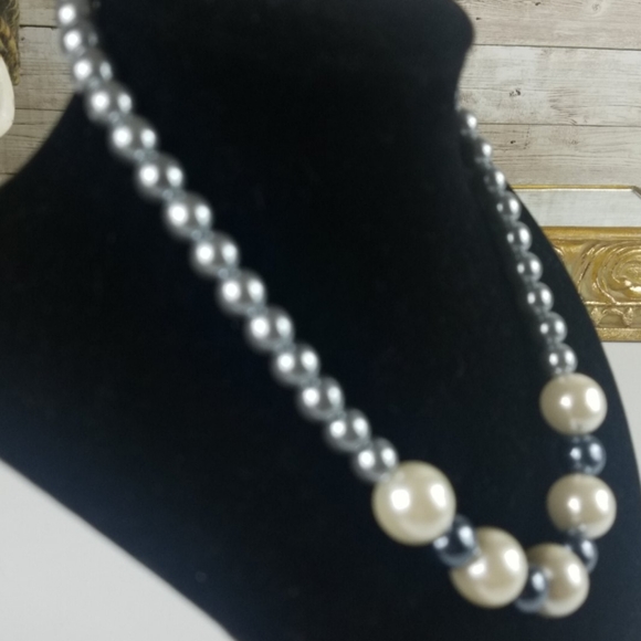 Agatha, Gray and white faux pearl necklace - Picture 4 of 4
